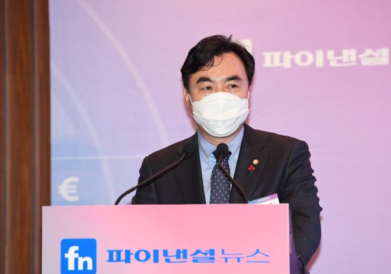 윤관석 국회 정무위원장이 25일 파이낸셜뉴스와 한국공인회계사회 주최로 서울 여의도 콘래드 호텔에서 열린 '제12회 국제회계포럼'에서 축사를 하고 있다.