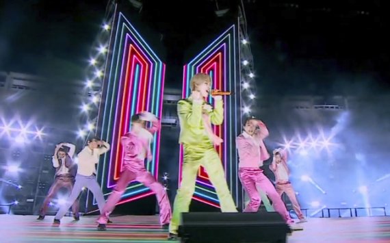 '2020 아메리칸 뮤직 어워즈'에서 '라이프 고스 온' 첫 무대 공개하는 방탄소년단 /사진=뉴시스