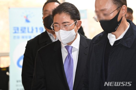 [서울=뉴시스]홍효식 기자 = 200억대 배임·횡령 혐의로 재판에 넘겨진 조현준 효성그룹 회장이 25일 오후 서울 서초구 서울고등법원에서 열린 항소심 선고 공판을 마친 뒤 법정을 나서고 있다. (공동취재사진) 2020.11.25. photo@newsis.com