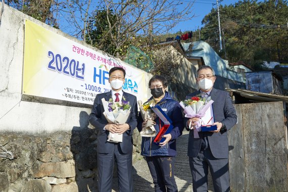 이정환 주택금융공사 사장, 강혜경 희망하우징 대표, 남상오 주거복지연대 이사장(왼쪽부터)이 감사패 전달 후 기념촬영하고 있다. 주금공 제공