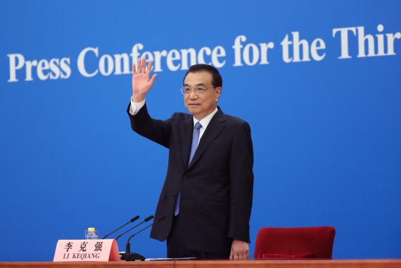리커창 중국 총리가 지난 5월 베이징 인민대회당에서 전인대 폐막 기자회견 전 손을 흔들고 있다. 뉴시스