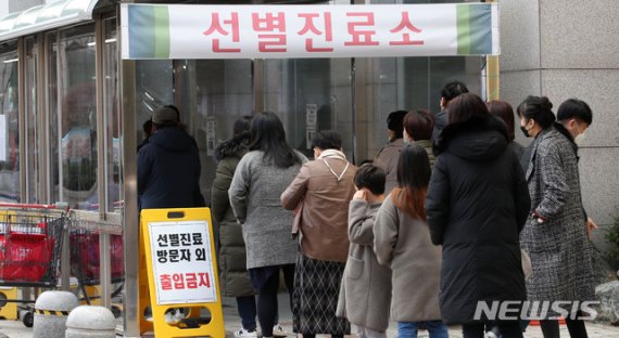 군부대도 교회도 집단감염.. 전국 코로나 2단계 격상 초읽기