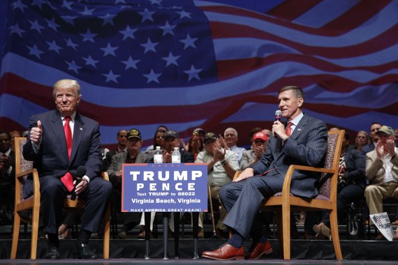 지난 2016년 9월 6일 미국 버지니아주 버지나아비치에서 도널드 트럼프 당시 대선 후보(왼쪽)가 마이클 플린(오른쪽)의 연설에 엄지를 치켜세우고 있다.AP뉴시스