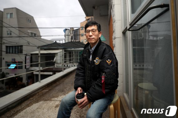 진중권 전 동양대 교수가 19일 오후 뉴스1과 인터뷰 전 포즈를 취하고 있다. 항공점퍼를 입었다.© News1 황기선 기자