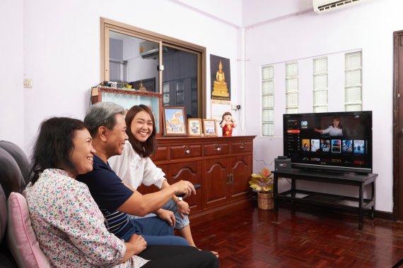 태국 현지 가정에서 가족들이 KT 올레TV 플랫폼이 적용된 3BBTV 기가TV를 시청하고 있다. KT 제공