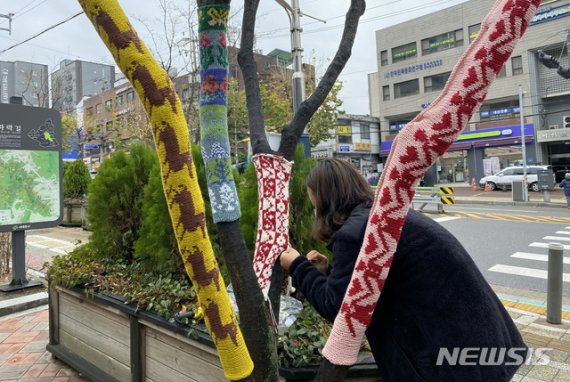[서울=뉴시스] 지난 25일 서울 서대문구청 앞 광장의 나무와 가로등이 겨울을 앞두고 알록달록한 손뜨개 옷을 입었다. (사진=서대문구 제공) 2020.11.26. photo@newsis.com