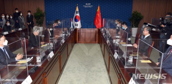 강경화 만난 왕이 "韓과 지역·국제문제 '전략소통'할 것"