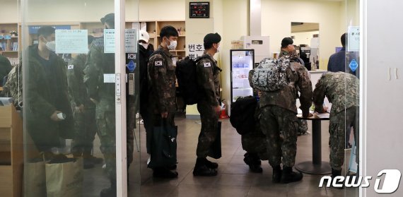 지난해 11월 16일 서울 용산구 서울역 국군장병라운지 TMO에서 장병들이 승차권을 구입하기 위해 대기하고 있다. 사진=뉴스1.