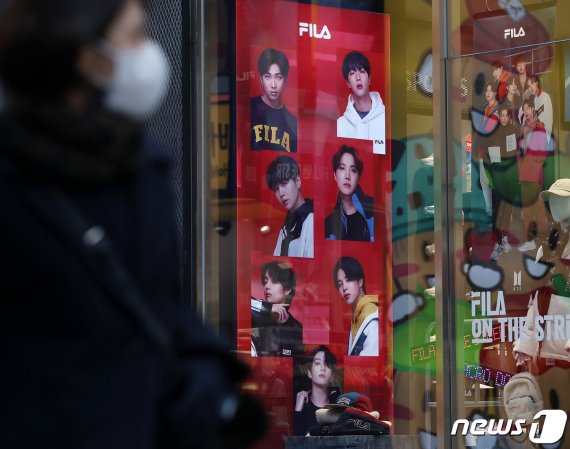 25일 오후 서울 중구 명동거리의 한 의류매장에 걸린 BTS 멤버들의 사진. 2020.11.25/뉴스1 © News1 김진환 기자
