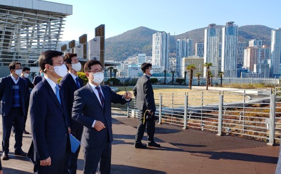 북항재개발지역을 찾은 문성혁 해양수산부 장관(왼쪽 앞쪽 첫번째)이 사업 현장을 직접 둘러보고 있다.