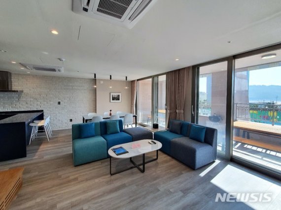 [서울=뉴시스]더위크앤리조트 '더 하우스 스위트'의 거실