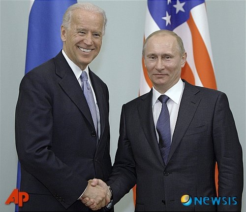 지난 2011년 3월 10일 당시 미국 부통령이던 조 바이든 제46대 미국 대통령 당선인(왼쪽)과 러시아 총리이던 블라디미르 푸틴 현 러시아 대통령이 만나 인사하고 있다.AP뉴시스