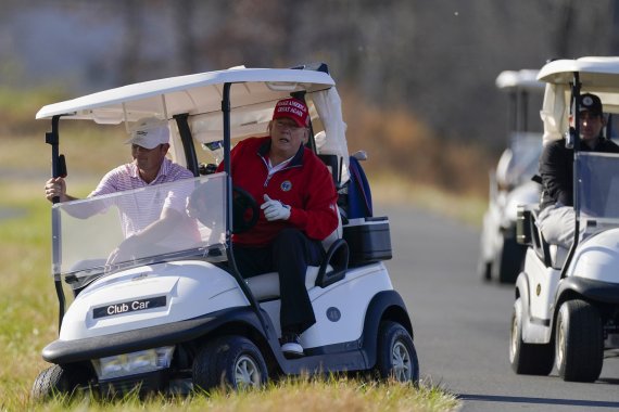 President Donald Trump gets out of a golf cart as he plays golf at Trump National Golf Club, on Thanksgiving, Thursday, Nov. 26, 2020, in Sterling, Va. (AP Photo/Alex Brandon) /뉴시스/AP /사진=뉴시스 외신화상