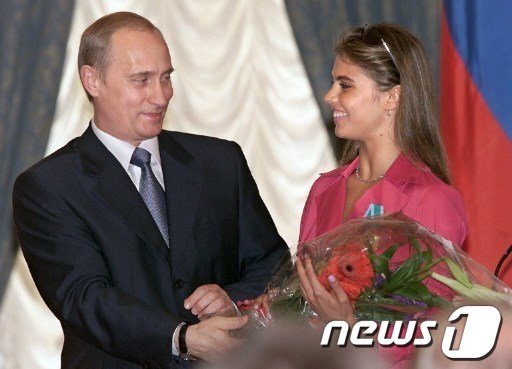블라디미르 푸틴 러시아 대통령(왼쪽)과 염문설의 주인공 알리나 카바예바. © News1 /사진=뉴스1