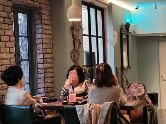 27일 종로구 일대 브런치카페. 이 카페를 방문한 고객들이 각자 커피잔을 앞에 두고 대화를 나누고 있는 모습이다./사진=김준혁 인턴기자