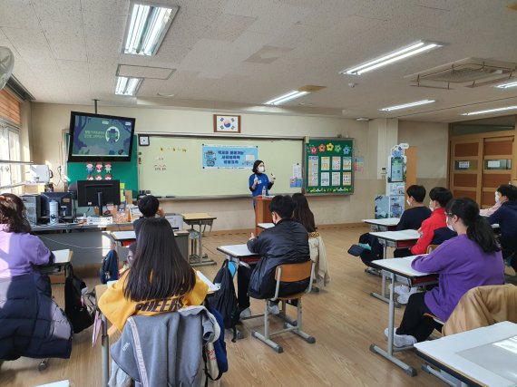 '푸른코끼리' 전문강사가 서울탑동초등학교 6학년 학생들을 대상으로 사이버 폭력 예방 교육을 실시하고 있다. 삼성전자 제공