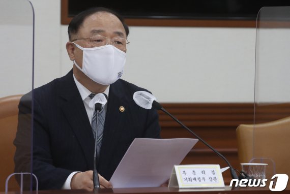 [2보]홍남기 "공모형 리츠·부동산펀드 활성화해 중산층 임대주택 공급"