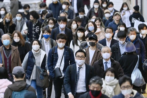 도쿄의 코로나19 하루 확진자가 사상 최다를 기록한 27일 도쿄 중심가가 마스크를 쓴 사람들로 북적인다. AP뉴시스