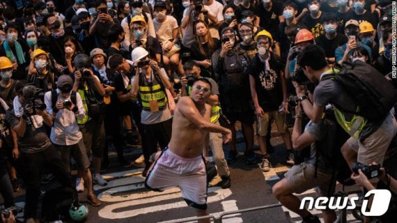 지난해 6월 홍콩 민주화 시위중 경찰청 본부를 향해 계란을 던지는 펀호추 (CNN 캡처)