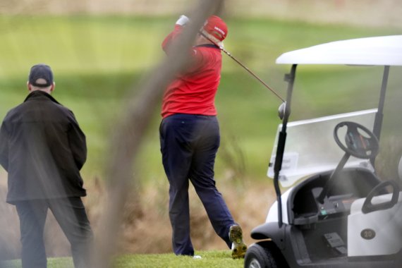 도널드 트럼프 미국 대통령이 선거패배를 인정하지 않는 가운데 27일 버지니아주 알링턴 자신 소유의 '트럼프 내셔널 골프 클럽'에서 골프를 즐기고 있다. 사진=AP뉴시스