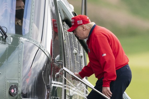 도널드 트럼프 미국 대통령이 27일(현지시간) 버지니아주 스털잉의 '트럼프 내셔널 골프 클럽'에서 골프를 한 뒤 전용 헬리콥터에 오르고 있다. 사진=AP뉴시스