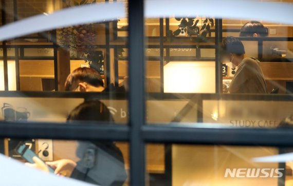 스터디카페에서 공부하는 학생들.