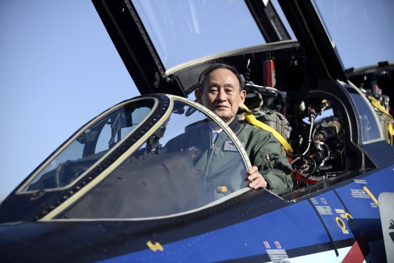 스가 요시히데 일본 총리가 지난해 11월 일본 사이타마현 항공 자위대의 이루마 공군기지에서 F-4EJ에 탑승해 포즈를 취하고 있다. 로이터 뉴스1