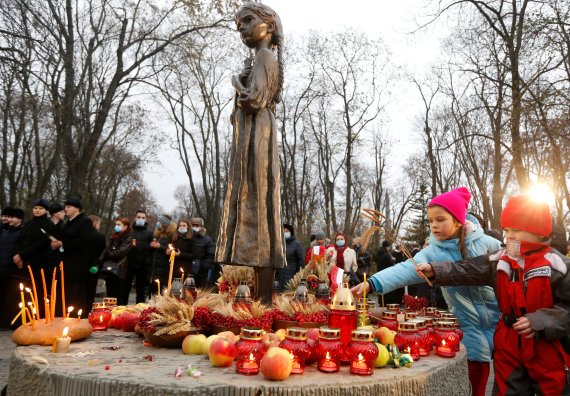 2020년 11월 28일 홀로도모르 87주기를 맞아 우크라이나수도 키예프에 위치한 홀로도모르 희생자 위령비에 벼를 놓는 아이들의 모습. REUTERS/Valentyn Ogirenko /REUTERS/뉴스1 /사진=뉴스1 외신화상