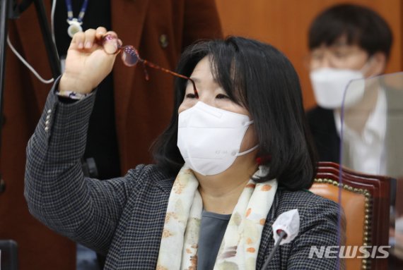 '정의연 의혹 전면부인' 윤미향, 첫 재판…치열공방 예고