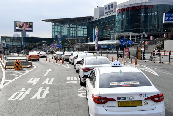 지난해 서울역 앞에서 정차된 빈 택시들의 모습. 사진=박범준 기자