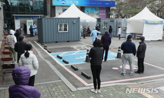 서울시, "목욕탕 인원 제한 강화, 숙박 시설 주관 연말 행사 금지"