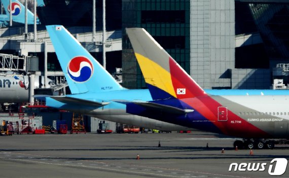 인천국제공항에 있는 대한항공과 아시아나항공의 항공기 모습. /사진=뉴스1