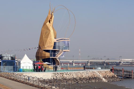 지난 12일 오후 인천시 남동구 소래포구 옛 5부두에 지어진 새우 모양의 전망대 '새우타워' 준공식이 열리고 있다. 새우타워는 총사업비 10억원을 들여 만든 높이 21ｍ, 너비 8.4ｍ 규모의 조형물이다. 뉴시스