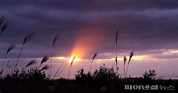 [fn포토] 제주 백약이오름 일출…한 해의 끝이 보인다