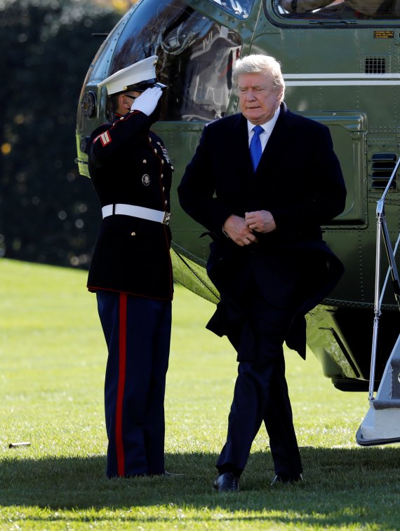 캠프 데이비드 별장에서 머물던 도널드 트럼프 미국 대통령(오른쪽)이 29일(현지시간) 워싱턴DC 백악관으로 귀환해 전용 헬리콥터에서 내리고 있다.로이터뉴스1