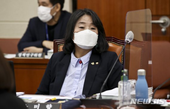 '정의연 의혹' 윤미향 의원, 법정공방 시작…총 6개 혐의