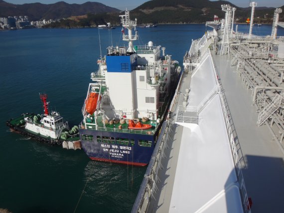 대한해운엘엔지의 SM JEJU LNG2호(왼쪽)가 시운전 중인 LNG 수송선(사진 오른쪽)에 LNG를 공급하고 있다.