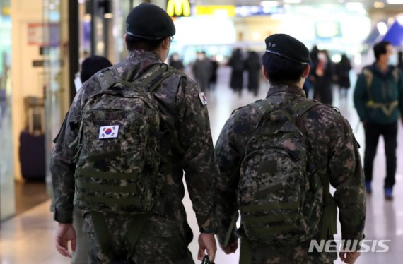 서울 용산구 서울역에서 군 장병들이 이동하고 있다. /사진=뉴시스