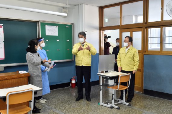 ▲ 11월 30일 변성완 부산시장 권한대행이 부산진구 부산진교등학교를 찾아 2021년 대학수학능력시험 대비상황을 점검했다. 사진=부산시 제공