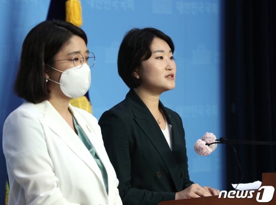 신지혜 기본소득당 상임대표(오른쪽)가 3일 오전 서울 여의도 국회 소통관에서 서울시장 보궐선거 출마 기자회견을 하고 있다. 왼쪽은 용혜인 의원. 2020.9.3/뉴스1 © News1 신웅수 기자