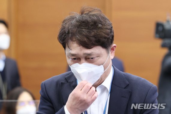 [서울=뉴시스]박영태 기자 = 최재성 정무수석이 30일 오후 청와대에서 열린 수석·보좌관회의에 참석하고 있다. 2020.11.30. since1999@newsis.com <저작권자ⓒ 공감언론 뉴시스통신사. 무단전재-재배포 금지.> /사진=뉴시스화상