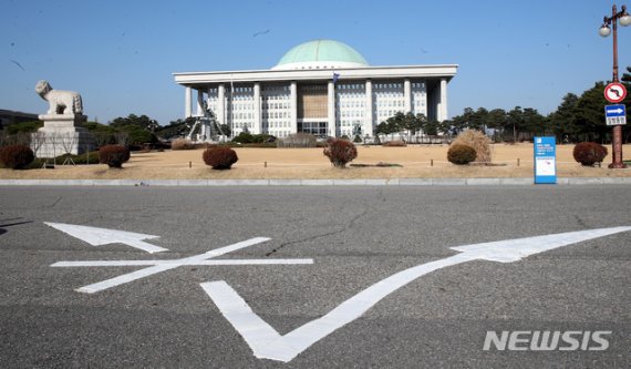 여야가 3차 재난지원금과 백신 확보 예산 책정에 공감대를 이뤘지만, 예산 확보 방안을 두고 이견을 거듭하고 있다. 사진=뉴시스