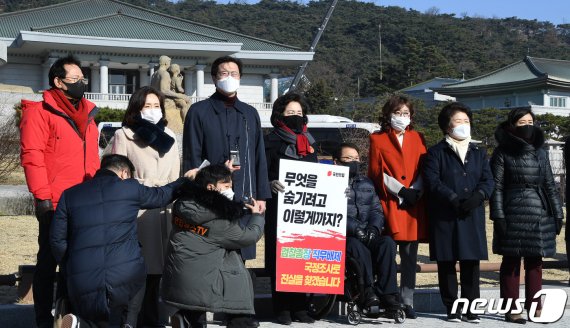 (서울=뉴스1) 신웅수 기자 = 청와대 분수대 앞에서 1인 시위을 이어가고 있는 국민의힘 초선 의원들이 30일 법무부-검찰 간 갈등에 대한 문재인 대통령의 입장표명을 요구하는 기자회견을 하고 있다. 왼부터 윤두현, 전주현, 강민국, 조명희, 이종성, 양금희, 서정숙, 황보승희 의원. 2020.11.30/뉴스1 /사진=뉴스1화상