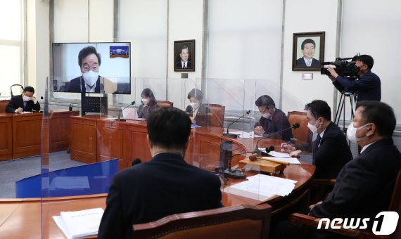 자가격리 중인 이낙연 더불어민주당 대표가 30일 오전 서울 여의도 국회에서 열린 최고위원회의에서 화상으로 발언하고 있다. 2020.11.30/뉴스1 © News1 신웅수 기자