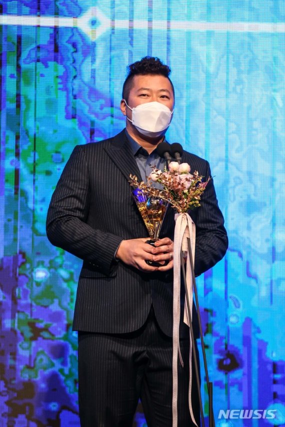 [서울=뉴시스]30일 서울 강남구 논현동 임피리얼팰리스호텔에서 열린 2020 신한은행 SOL KBO 시상식에서 타율상을 수상한 KIA타이거즈 최형우가 소감을 말하고 있다. 2020.11.30. (사진=KBO 제공) photo@newsis.com