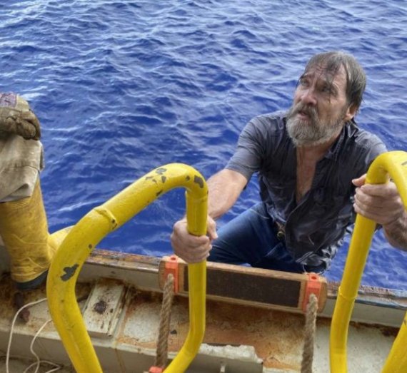 지난달 29일(현지시간) 해상에서 실종 신고된 스튜어트 비(62)가 구조돼 선박 '앤젤레스'에 오르고 있다. / 사진= USCGSoutheast 트위터 갈무리