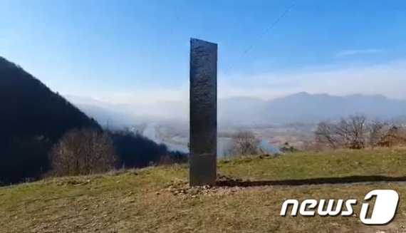 미국 유타주에서 사라졌다 루마니아에서 발견된 금속 기둥. © 뉴스1