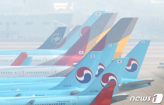 인천국제공항 주기장에 대한항공과 아시아나항공 여객기가 이륙준비를 하고 있다. 사진=뉴스1