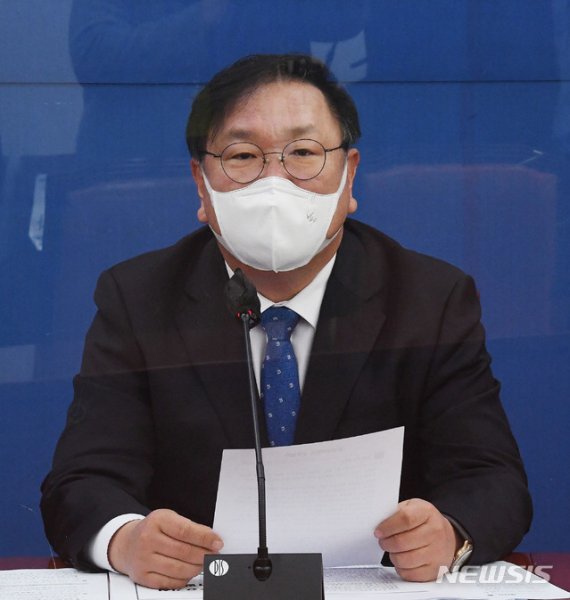 김태년 더불어민주당 원내대표가 지난 1일 오전 서울 여의도 국회에서 열린 원내대책회의에서 발언하고 있다. / 사진=뉴시스