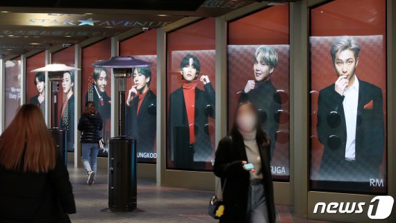 (서울=뉴스1) 김진환 기자 = 방탄소년단(BTS)이 한국어 곡으로는 사상 처음으로 미국 빌보드 메인 싱글 차트 정상에 등극했다. 빌보드는 30일(현지시간) 방탄소년단 신곡 '라이프 고스 온'(Life Goes On)이 빌보드 메인 싱글 차트인 '핫 100' 1위에 올랐다고 밝혔다. 지난 20일 발매한 새 미니앨범 ‘BE’의 타이틀 곡인 '라이프 고스 온'은 후렴을 제외한 대부분의 파트가 한국어로 구성되어 있다. 미국에서 가장 인기 있는 노래를 보여주는 핫 100 차트에서 한국어 가사의 곡이 1위에 오르기는 이 차트의 62년 역사상
